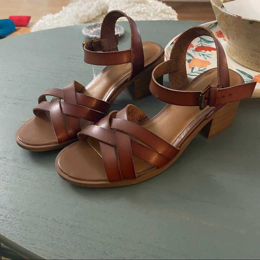 Universal thread block wedge brown leather heeled sandal